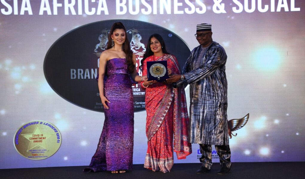 Bong woman receives the Black Swan Award for “Women Empowerment” in UAE.